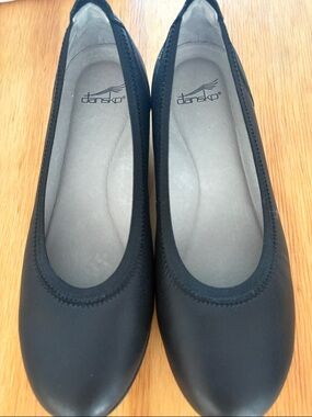 Dansko Kristen ballet flats in black. Size 38